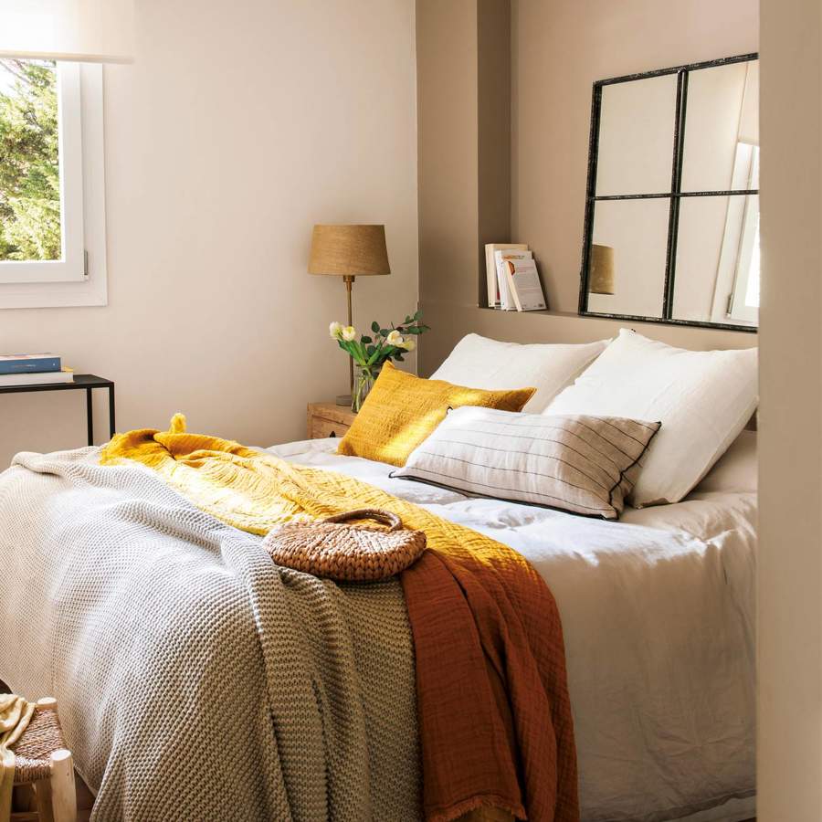 Dormitorio con cabecero beige 