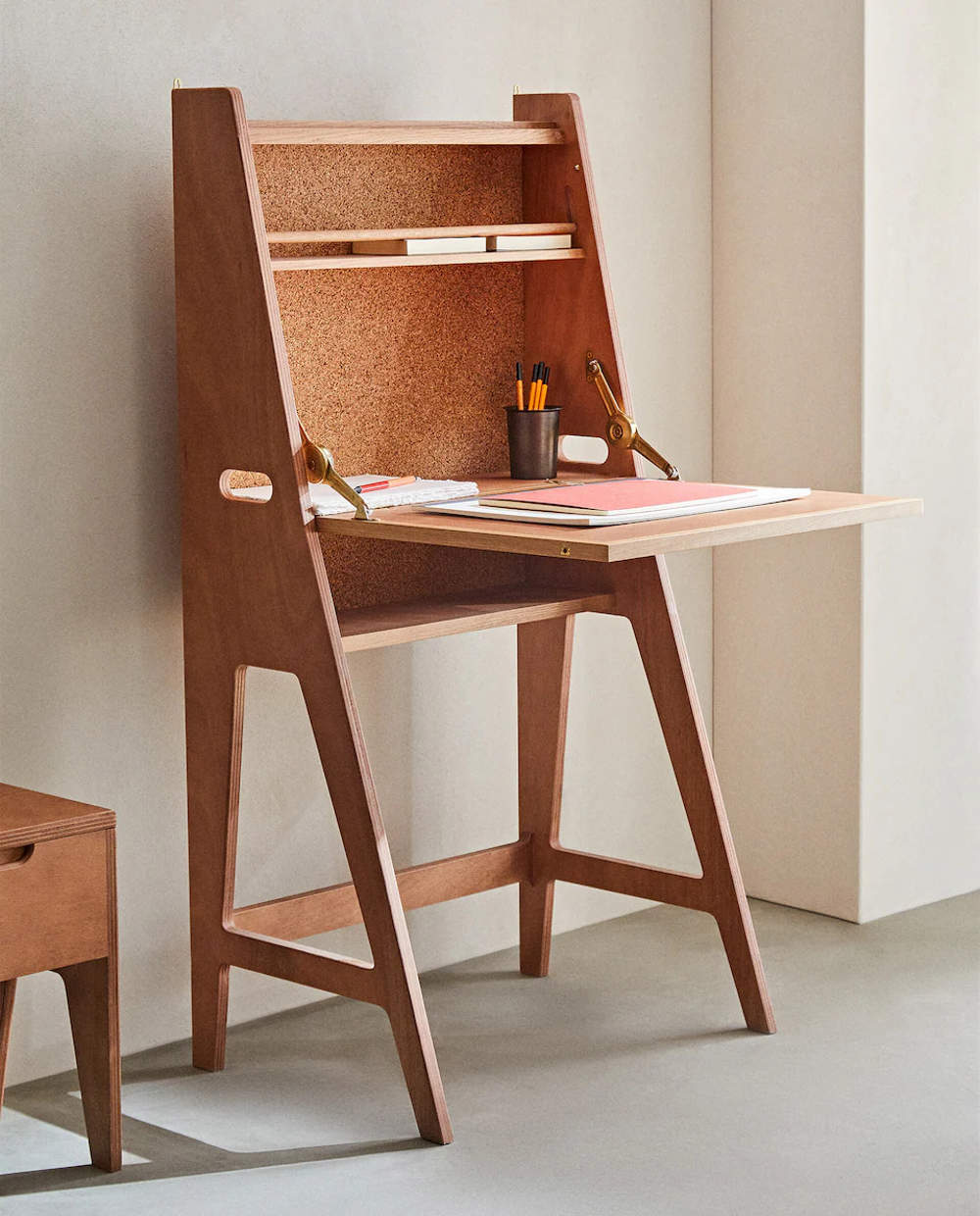 Un escritorio de madera para sus jornadas de estudio