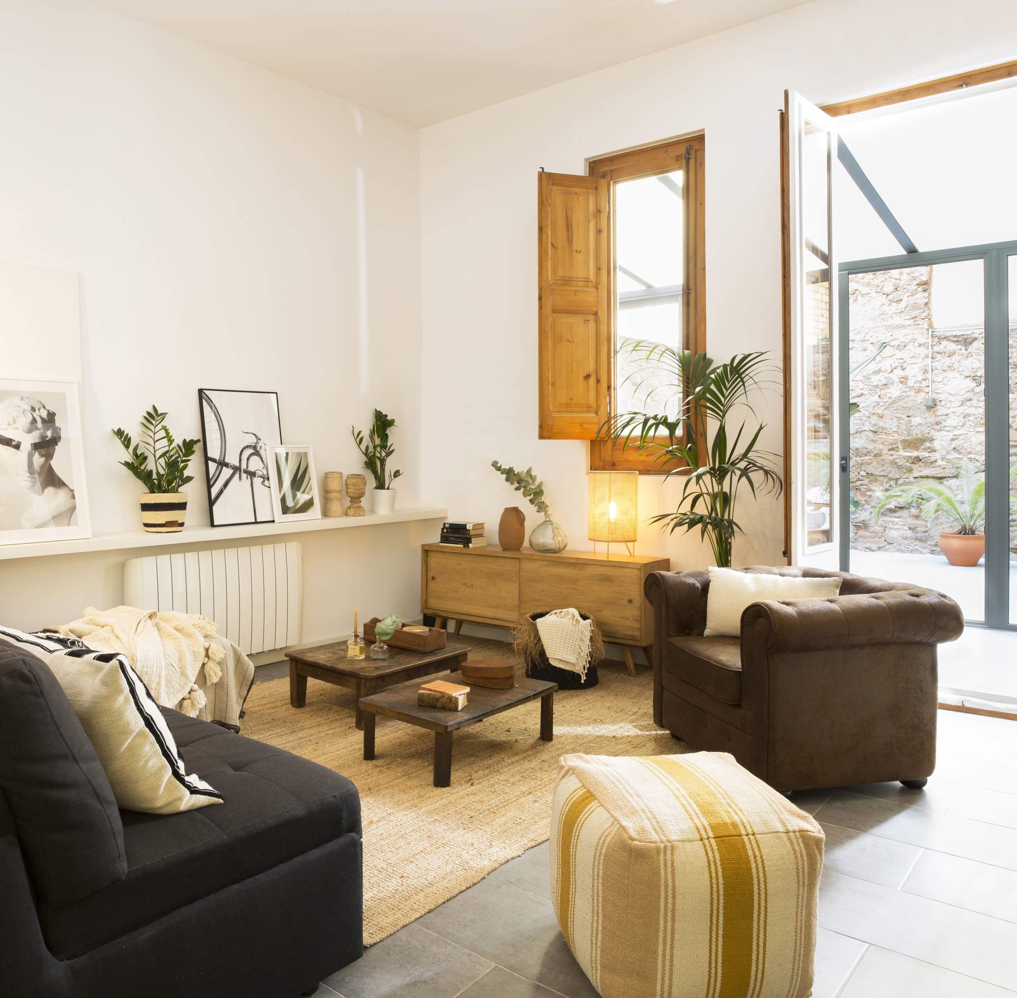 Un salón con muebles bajos, sencillos y sofás confortables.