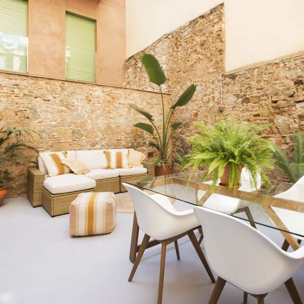 Antes y después: de piso pequeño de 50 m2 desfasado a piso WOW con encanto y patio boho chic en Barcelona // CON VÍDEO