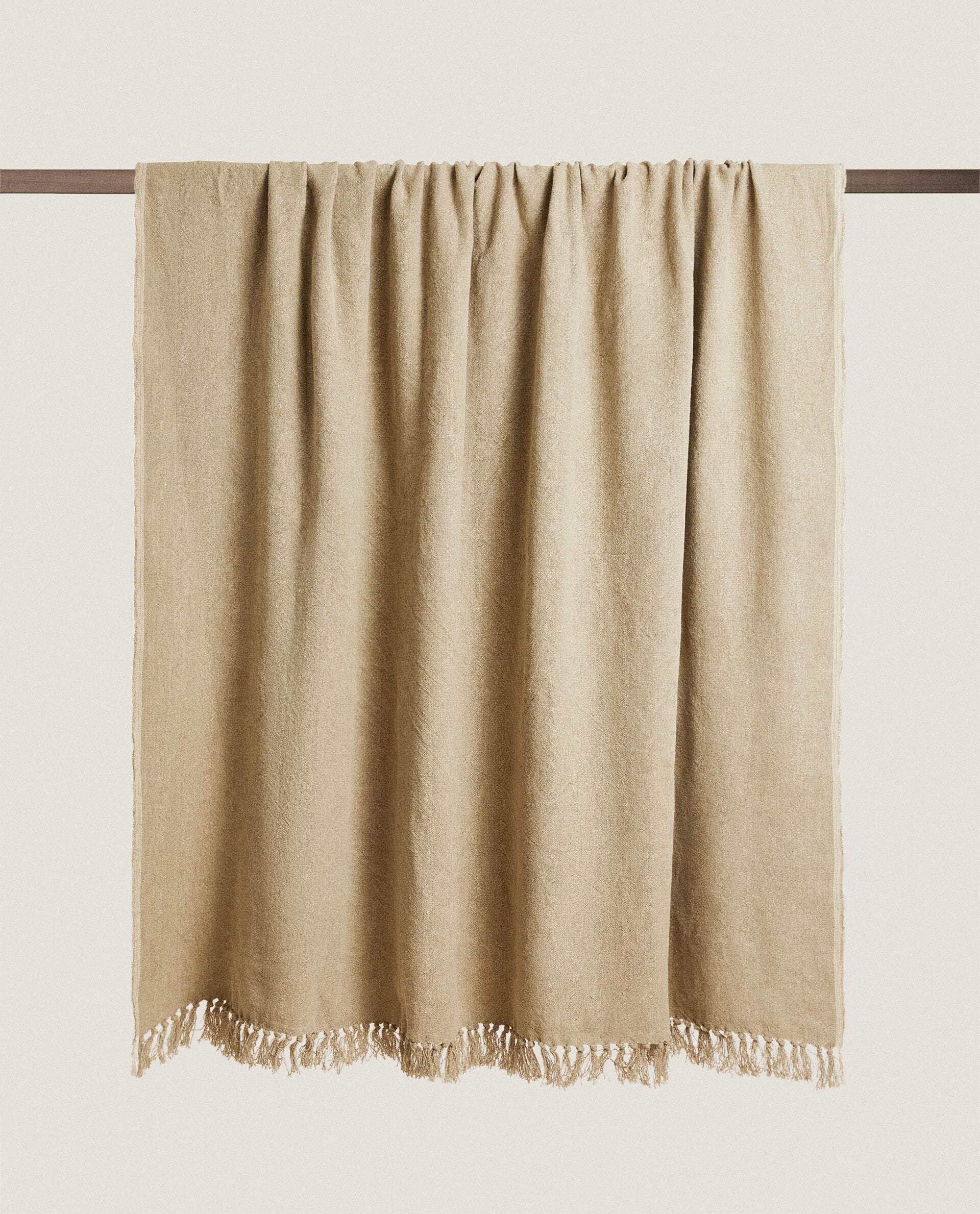 Una manta de lino en color natural.