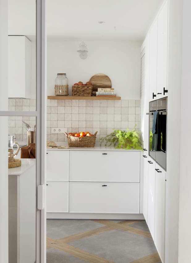 Cocina blanca moderna con azulejos blancos.