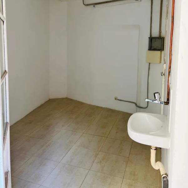 12 metros cuadrados, una habitación y un baño por 530 €: este "estudio" sin ascensor se alquila en Barcelona y desata las críticas en TWITTER 
