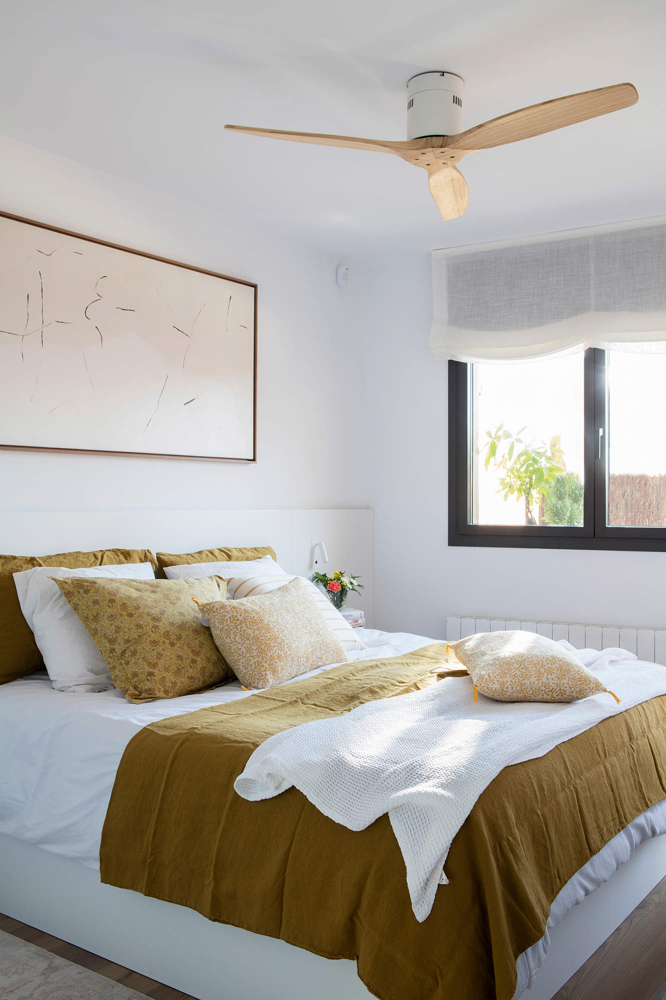 Dormitorio luminoso en el que predomina el color blanco en la decoración.