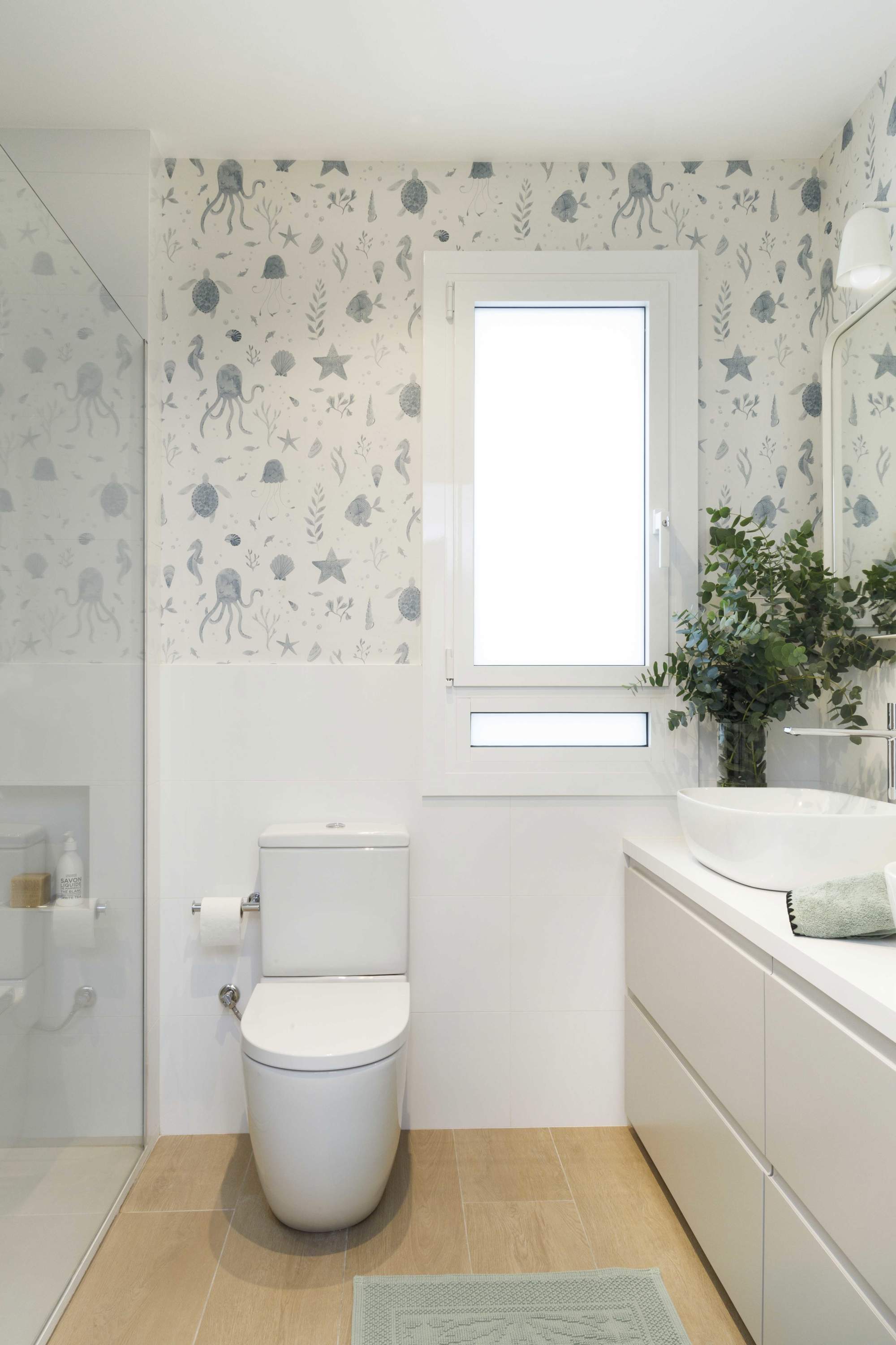 Baño infantil con papel pintado de Sandberg Wallpaper, espejos de Glassinox y lavamanos de Bathco.