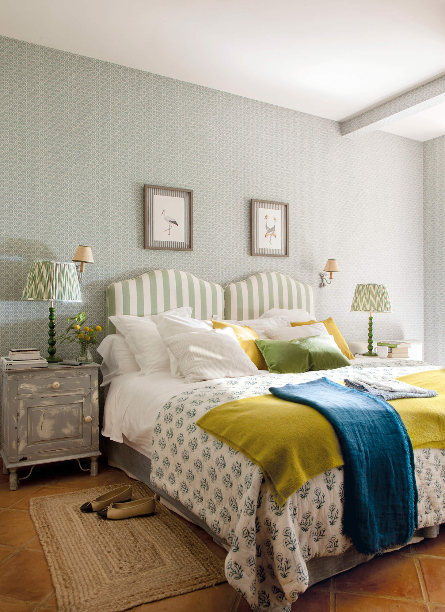 Dormitorio con cabeceros de rayas verdes.