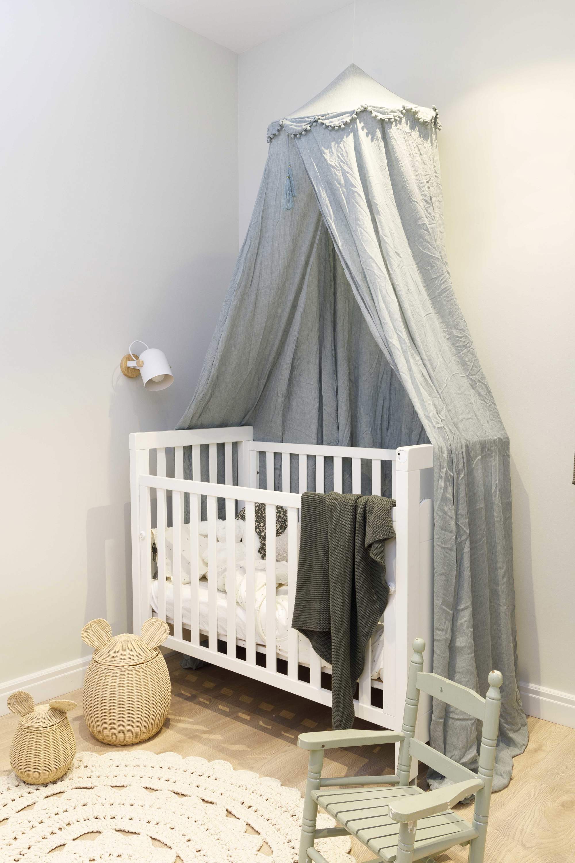 Habitación de bebé amueblada con alfombra de Calma House, textiles de Zara Home y aplique de Ineslam. 