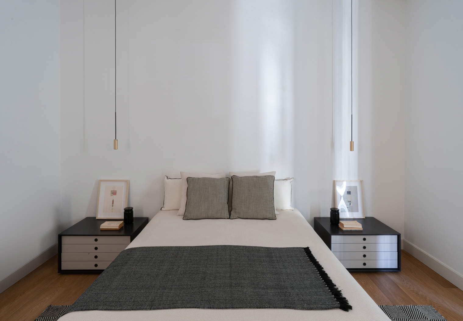 Un dormitorio principal blanco y gris que inspira paz visual.