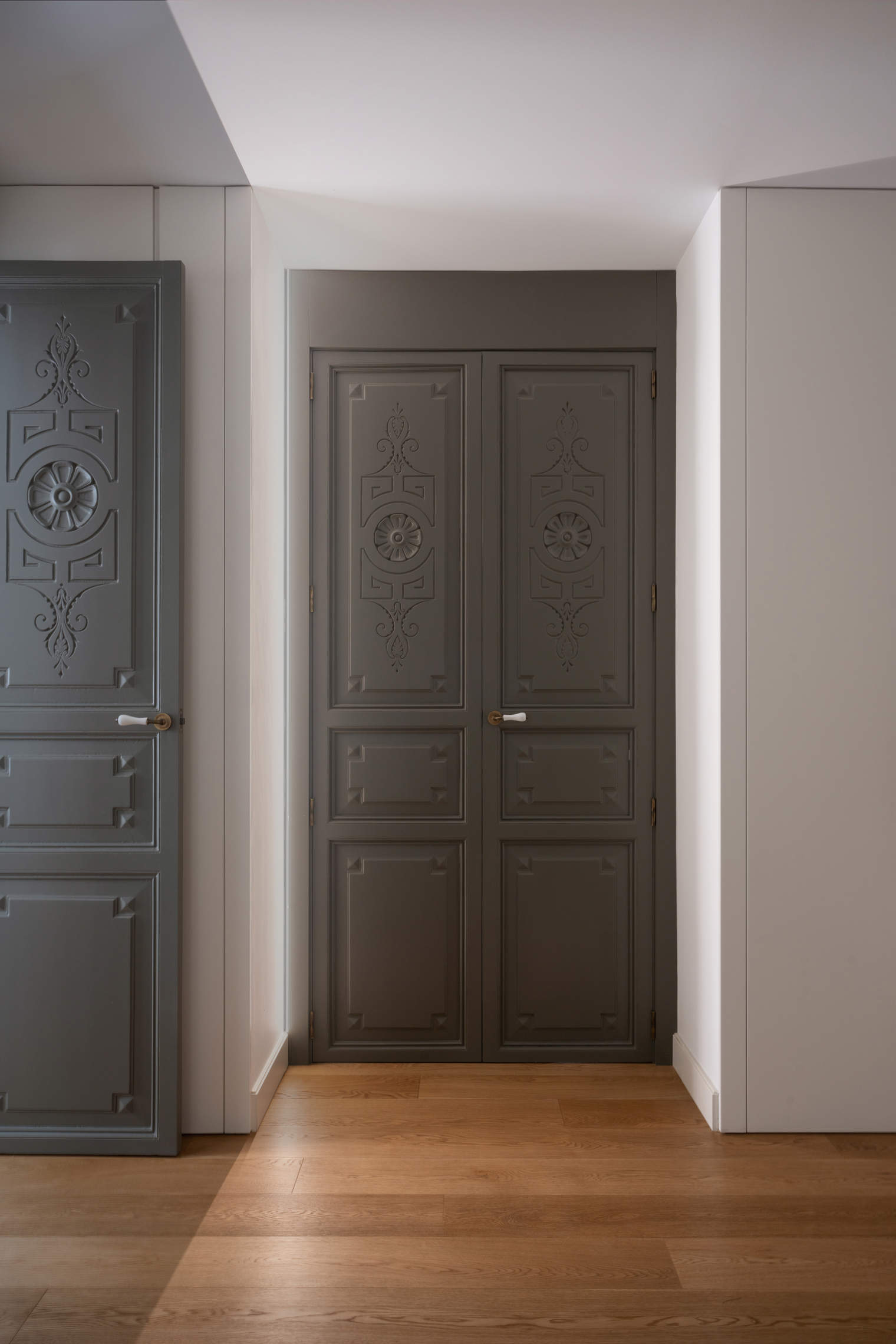 Las puertas han cambiado a un gris marengo en lugar del blanco preexistente.