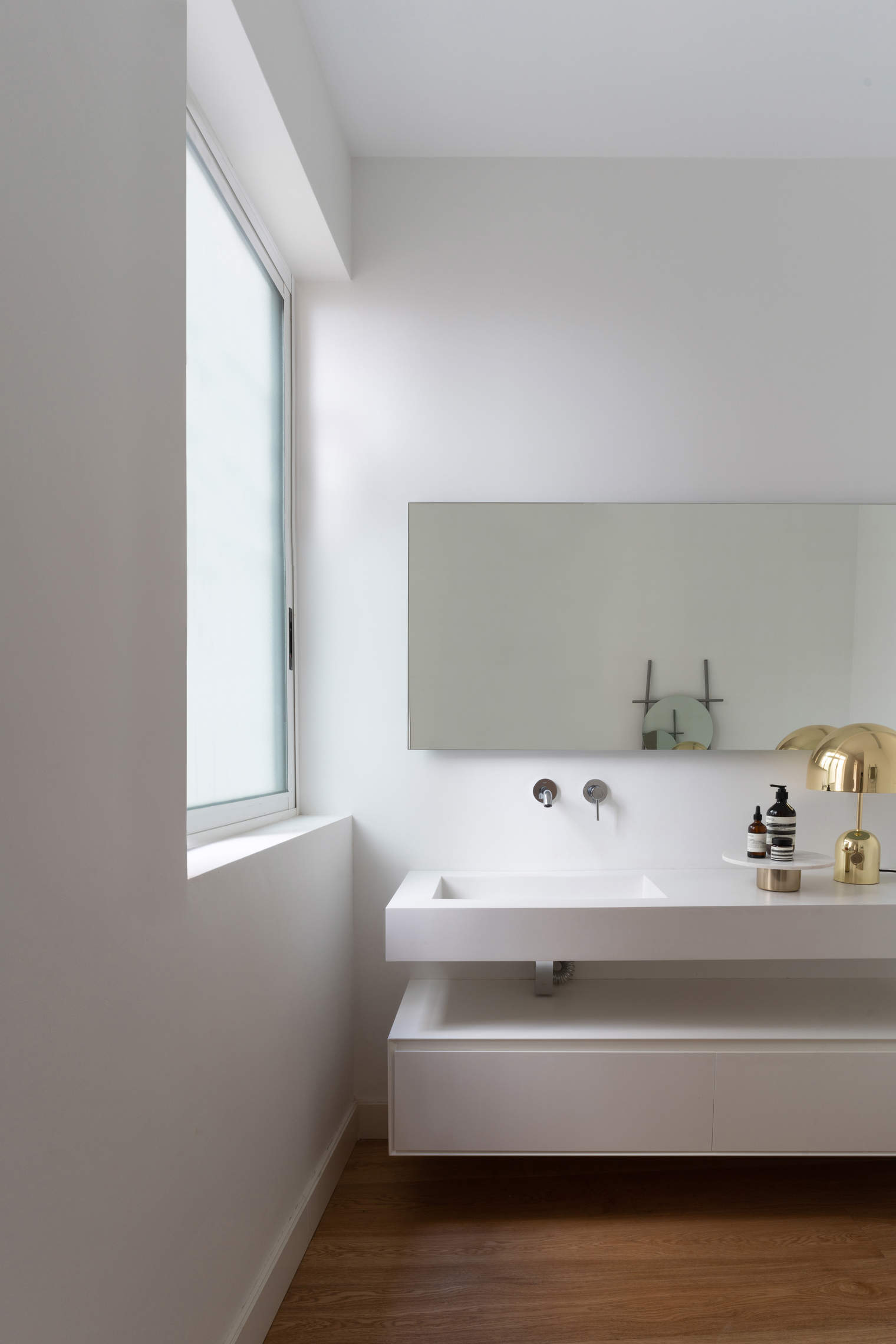 Un cuarto de baño luminoso en tonos blancos.