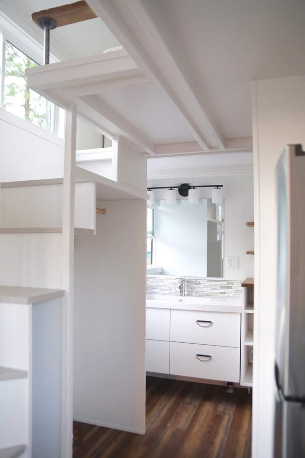 Interior casa prefabricada en tonalidades blancas y estilo minimalista