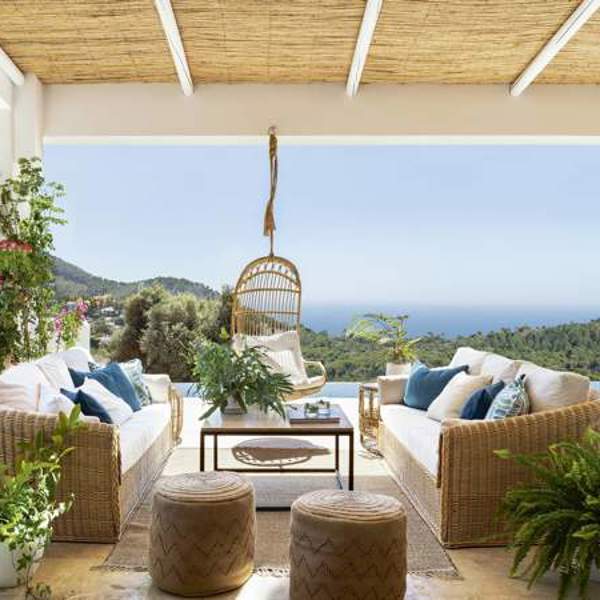 3 porches de verano con salón, comedor y piscina de la revista El Mueble que desearás copiar para redecorar el tuyo