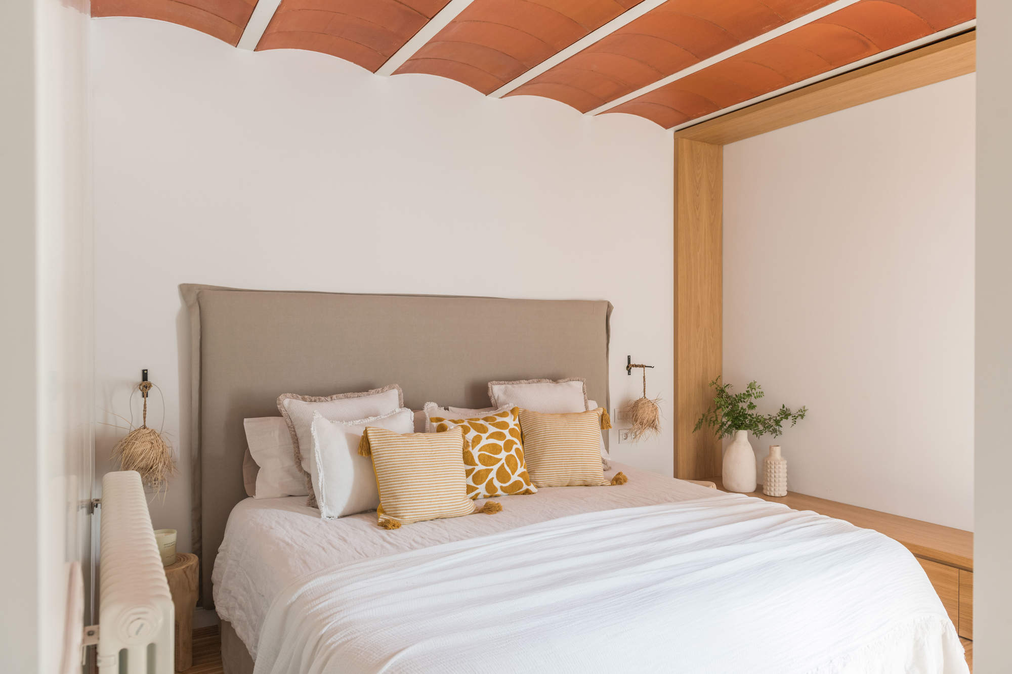 Dormitorio tapizado en lino, ropa de cama de Textura y elementos decorativos de VIVIE y Andrea House.