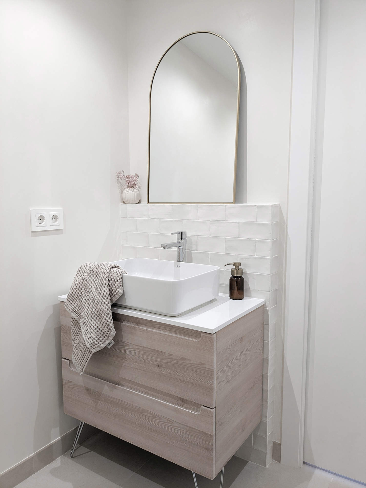 Baño con mueble de lavabo de madera en casa de la instagramer @_new_niu_.
