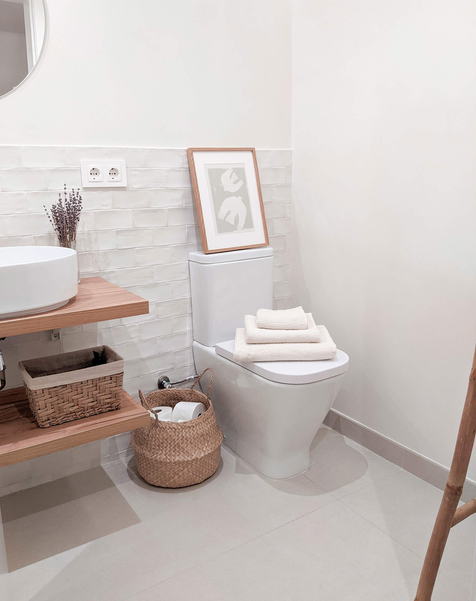 Baño moderno en blanco y madera en casa de la instagramer @_new_niu_