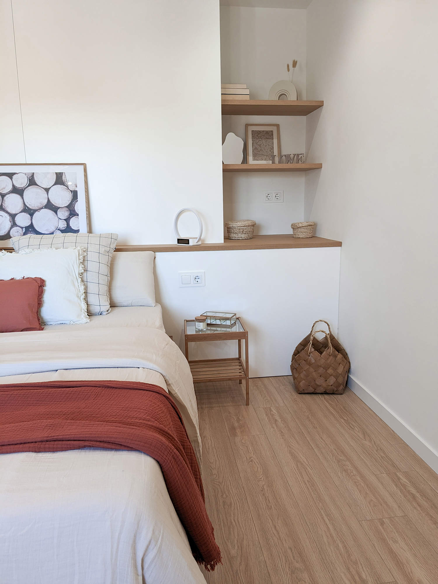 Dormitorio con cabecero de obra en casa de la instagramer @_new_niu_.