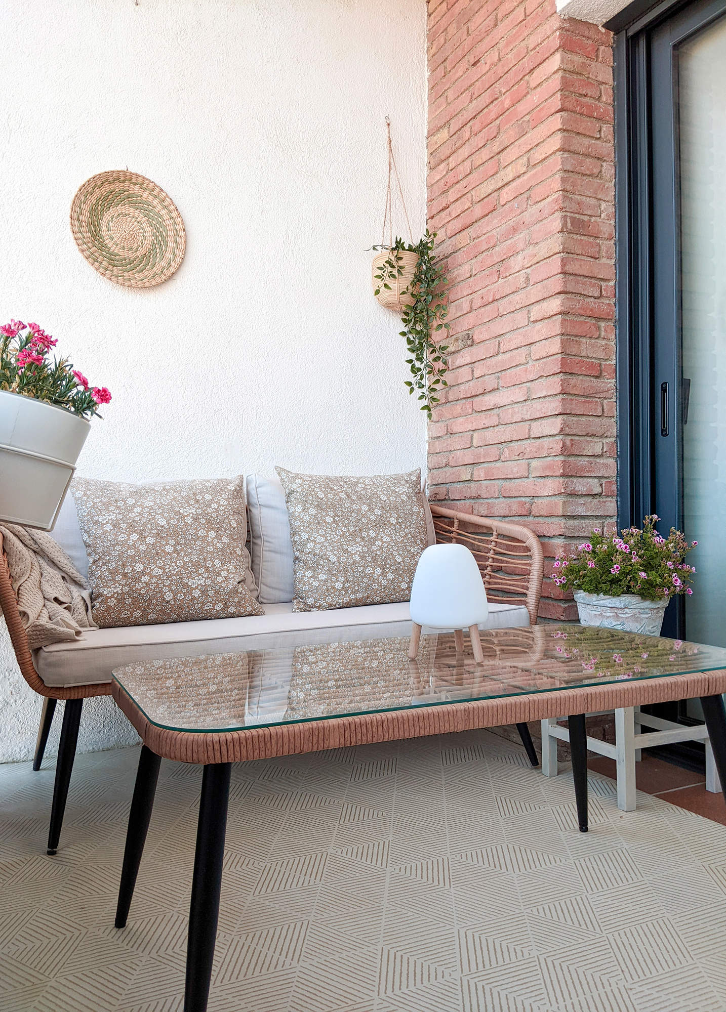 Terraza con muebles de ratán sintético en casa de la instagrammer @_new_niu_.