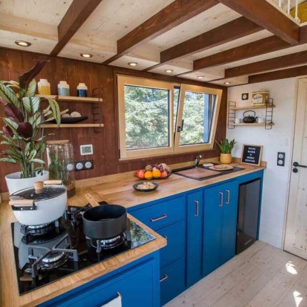 Una mini casa prefabricada de apenas 20 m² con cocina azul, mini office y vistas desde el dormitorio llena de estilo y buenas ideas || CON VÍDEO