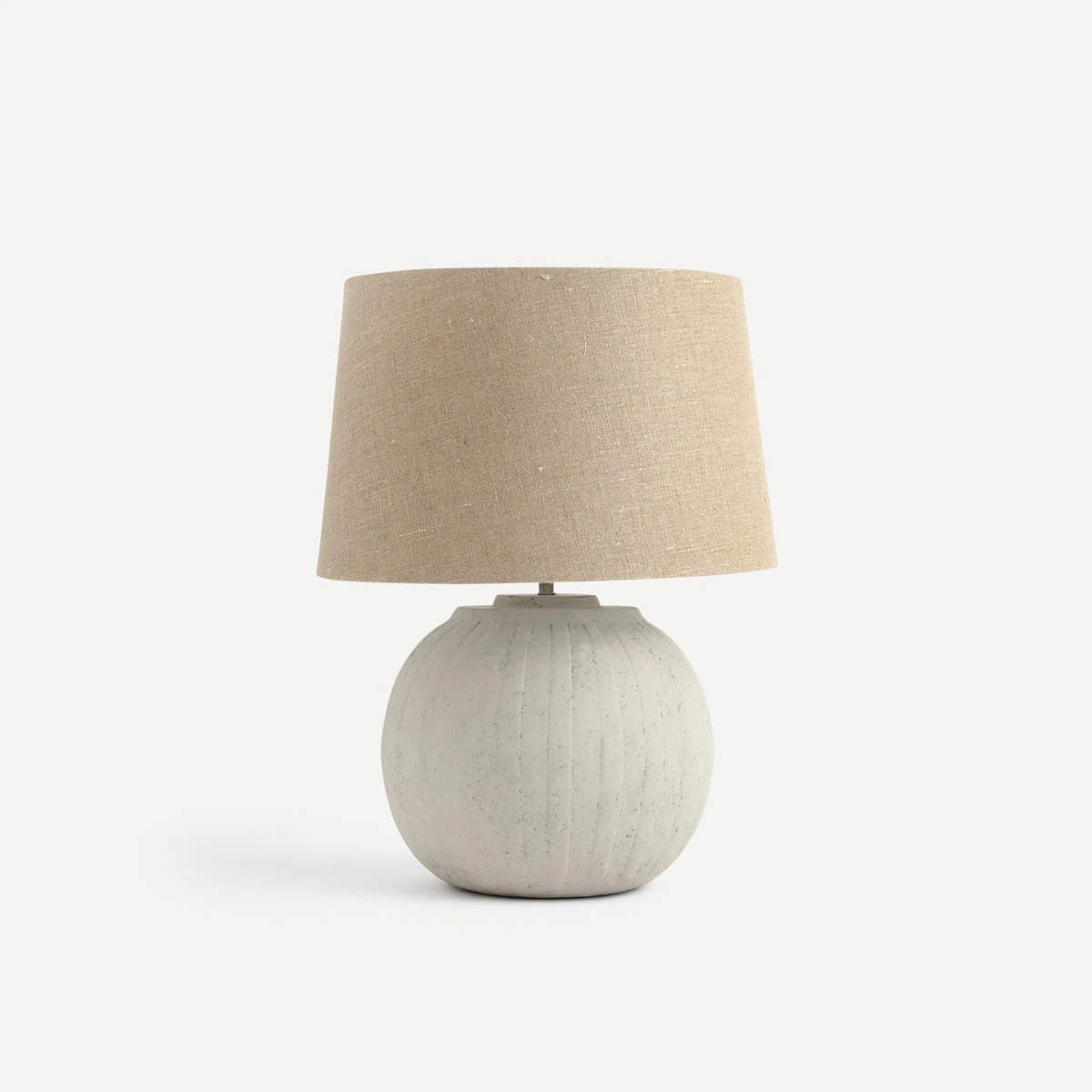 Una lámpara de mesa con patalla de lino