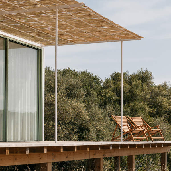 Una mini casa de 58 m2 y 100 de terraza, con segunda terraza en el techo, minimalista y bonita en Menorca
