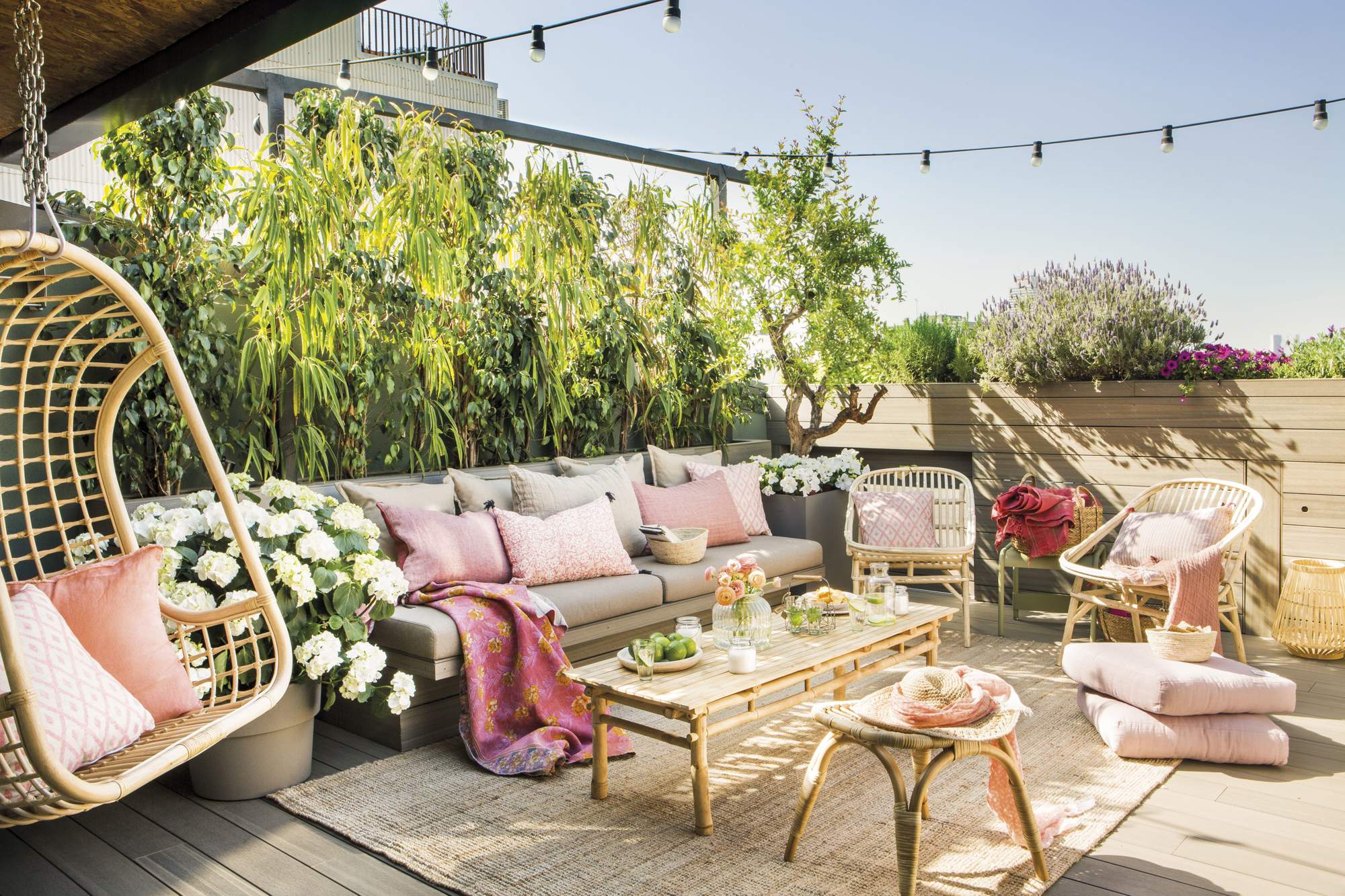 Terraza con jardinera a medida.