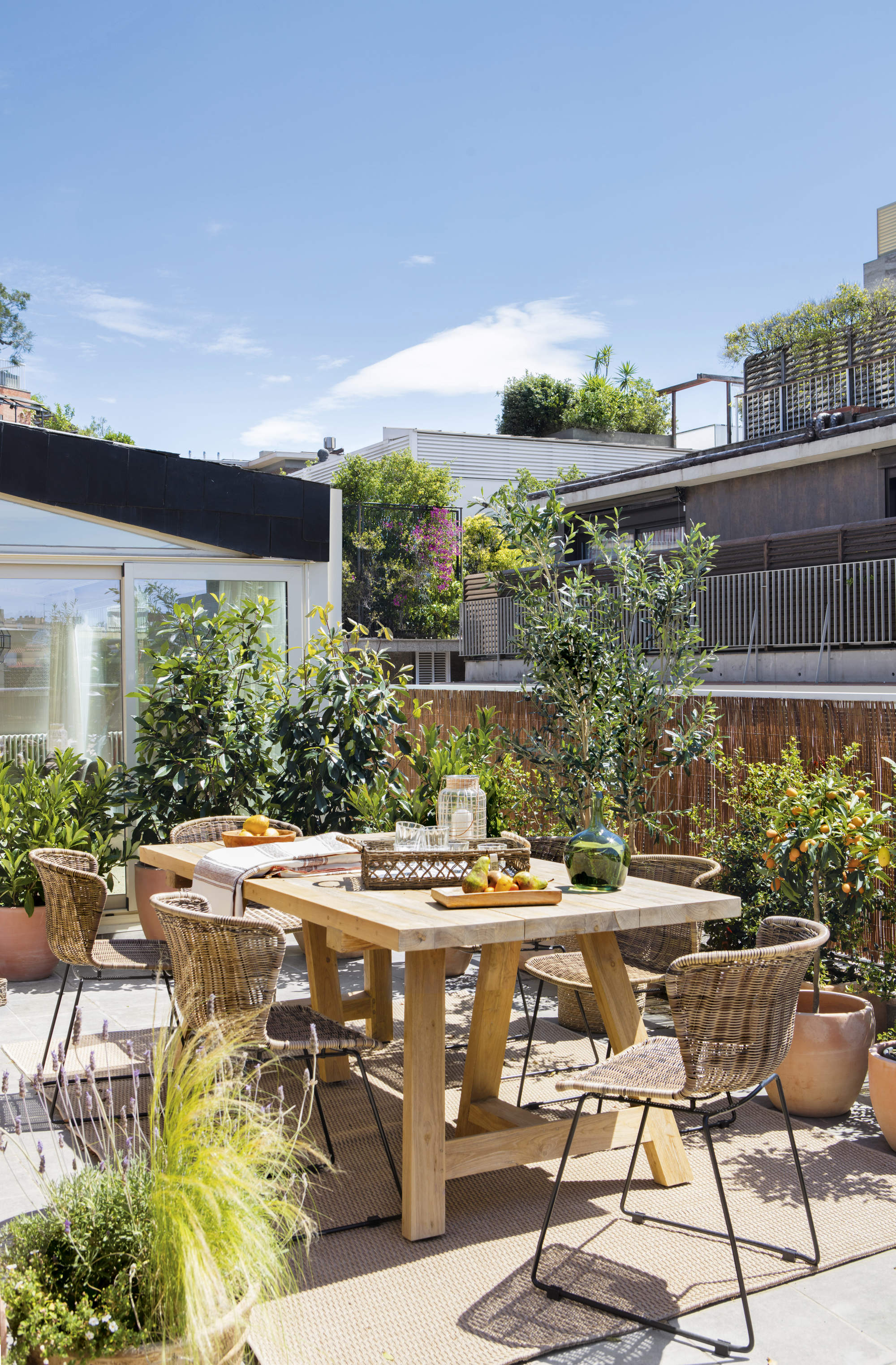 Terraza con una zona de comedor.
