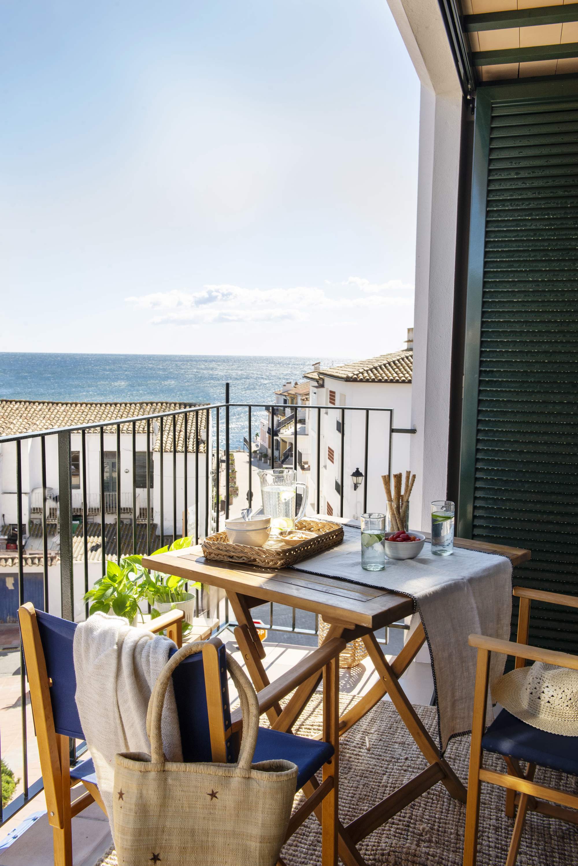 Terraza con vistas al mar y una barandilla metálica.