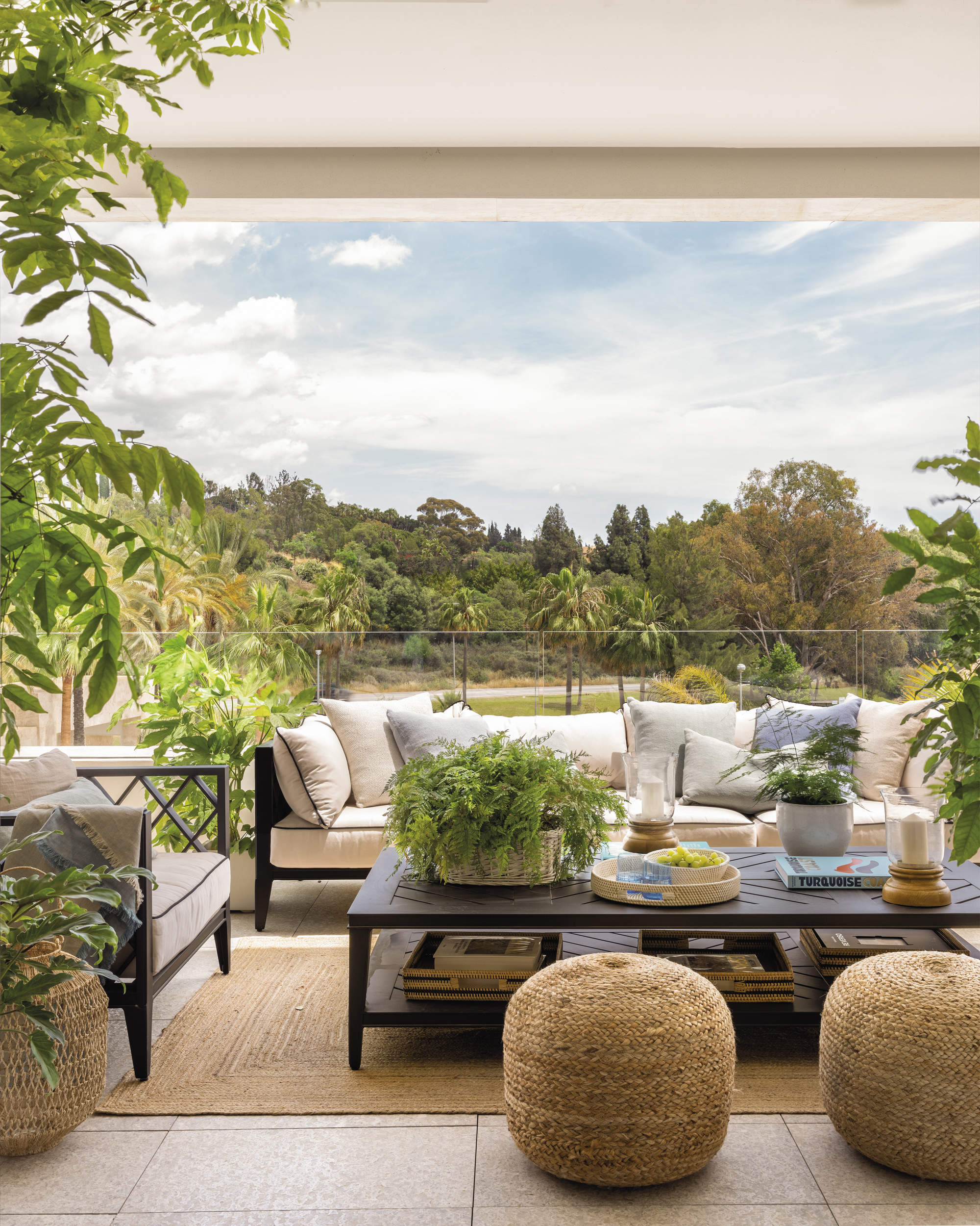 Terraza de estilo clásico rodeada de plantas. 