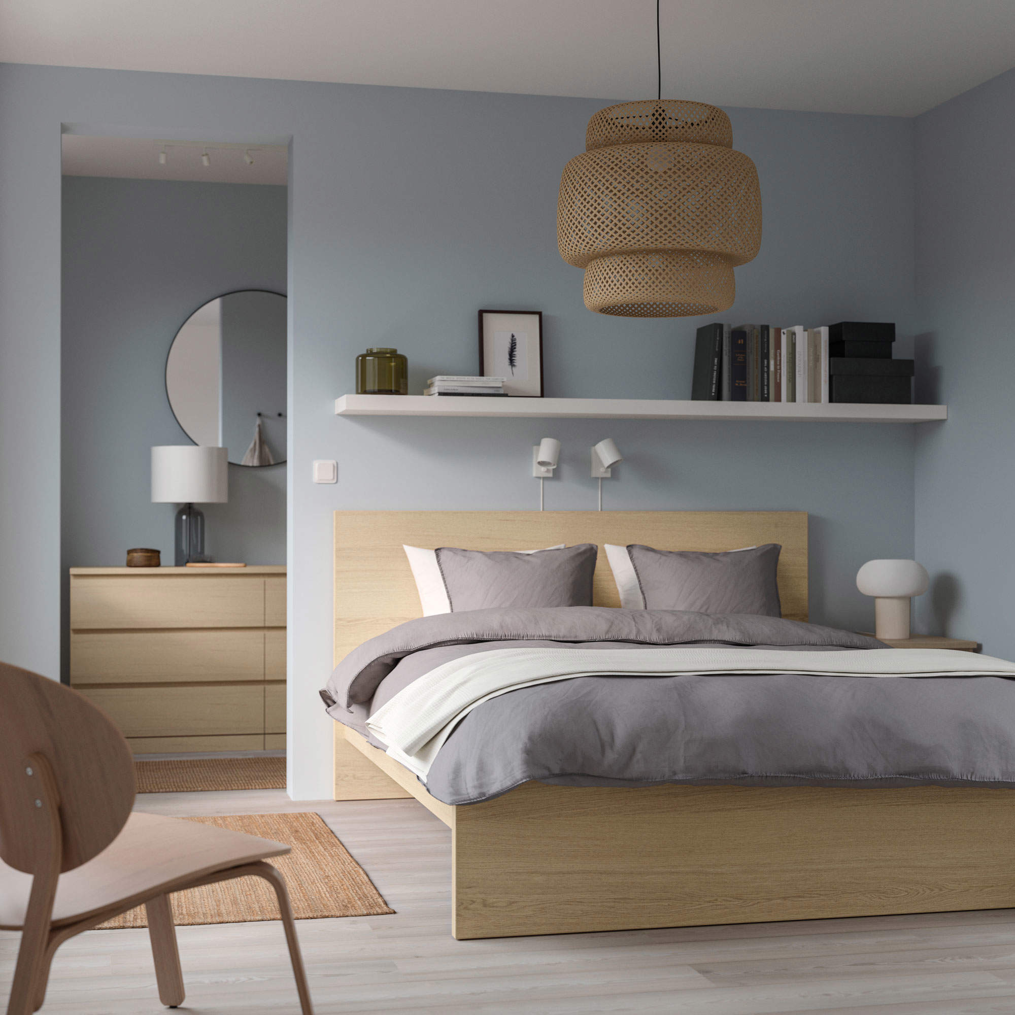 Dormitorio con muebles Malm de IKEA.