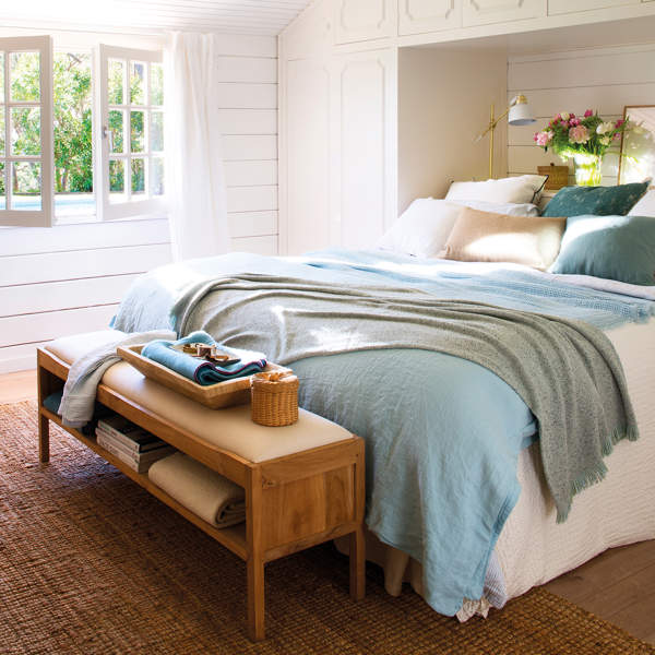 Dormitorio con madera blanca en paredes y techo y estructura tipo puente con armarios en el cabecero_ 00457285_O
