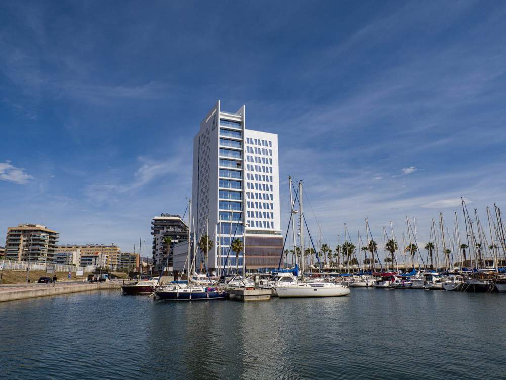 El Hotel Marina Badalona está en el puerto de Badalona