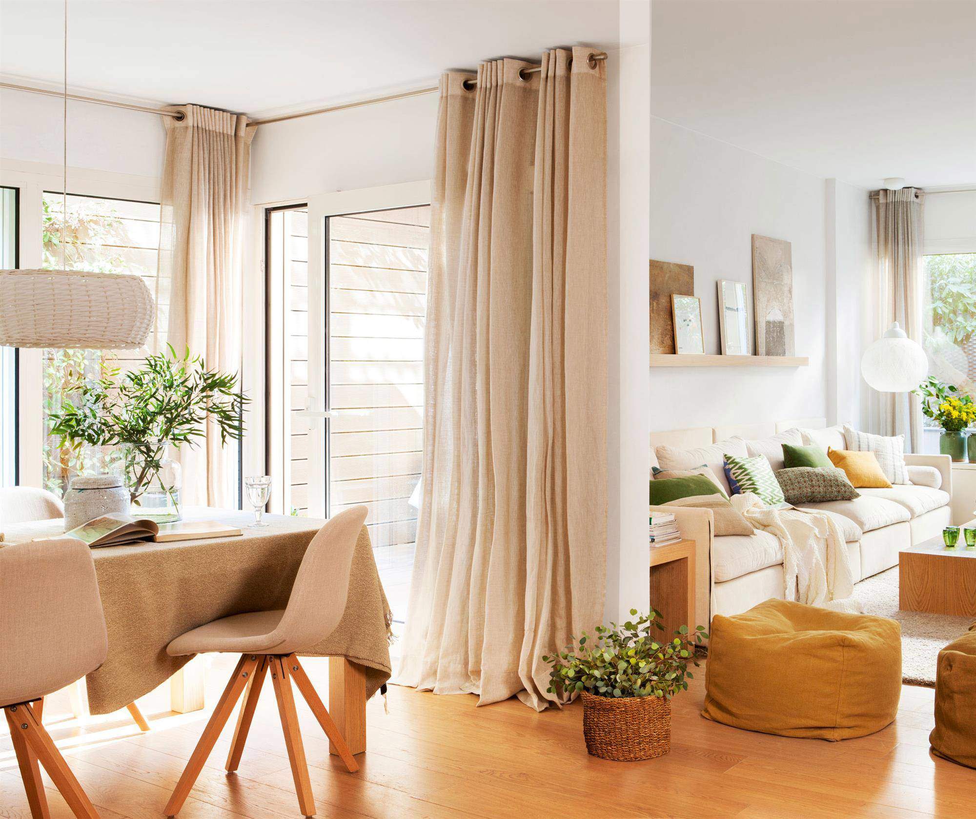 Salón-comedor con cortinas de lino beige hasta el suelo