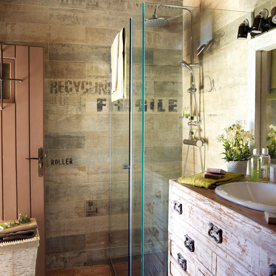 Convierte el baño de casa en un spa sofisticado con estas 7 propuestas de duchas modernas.