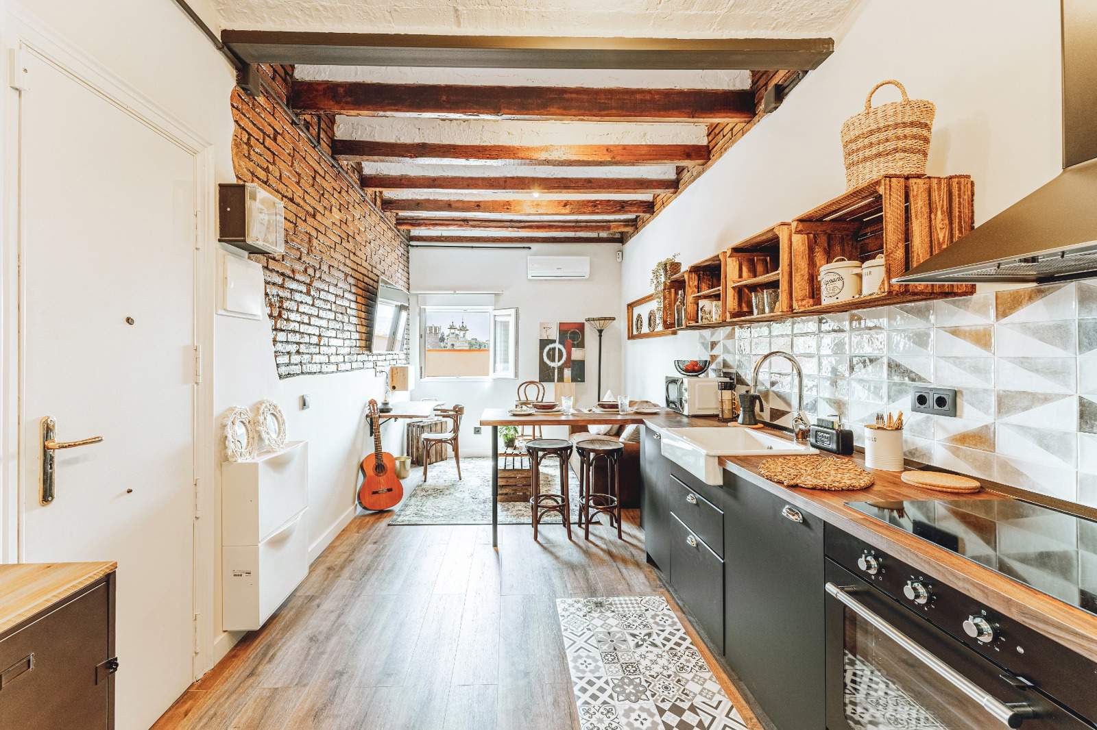 Después de la cocina y el salón del piso de 30 m2 en la calle Lleida de Barcelona, una reforma de Renta Invest.