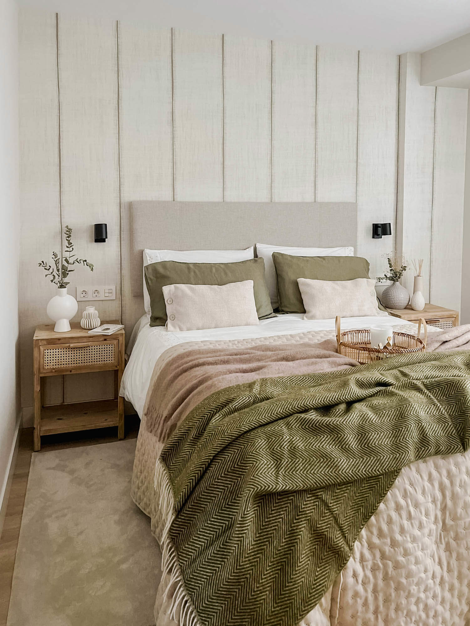 Un dormitorio con toques de color y diferentes texturas que inspira mucha calma.