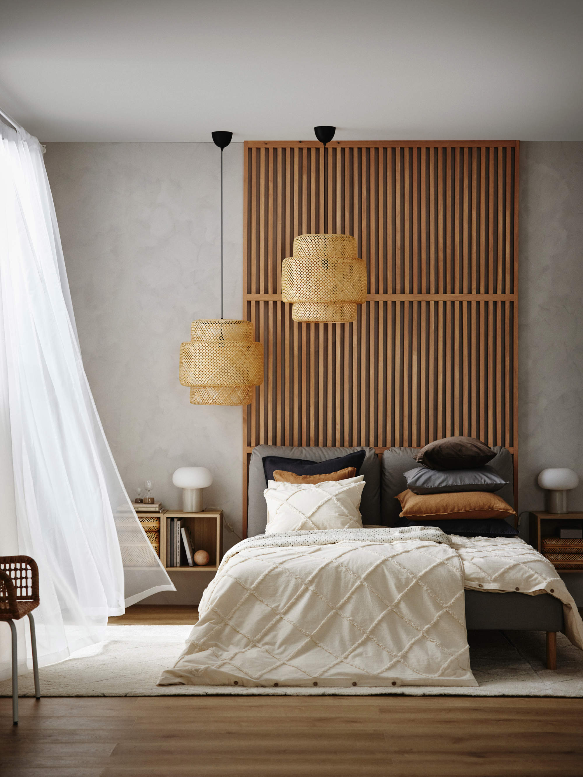 Dormitorio de IKEA con listones de madera en la pared de la cama.