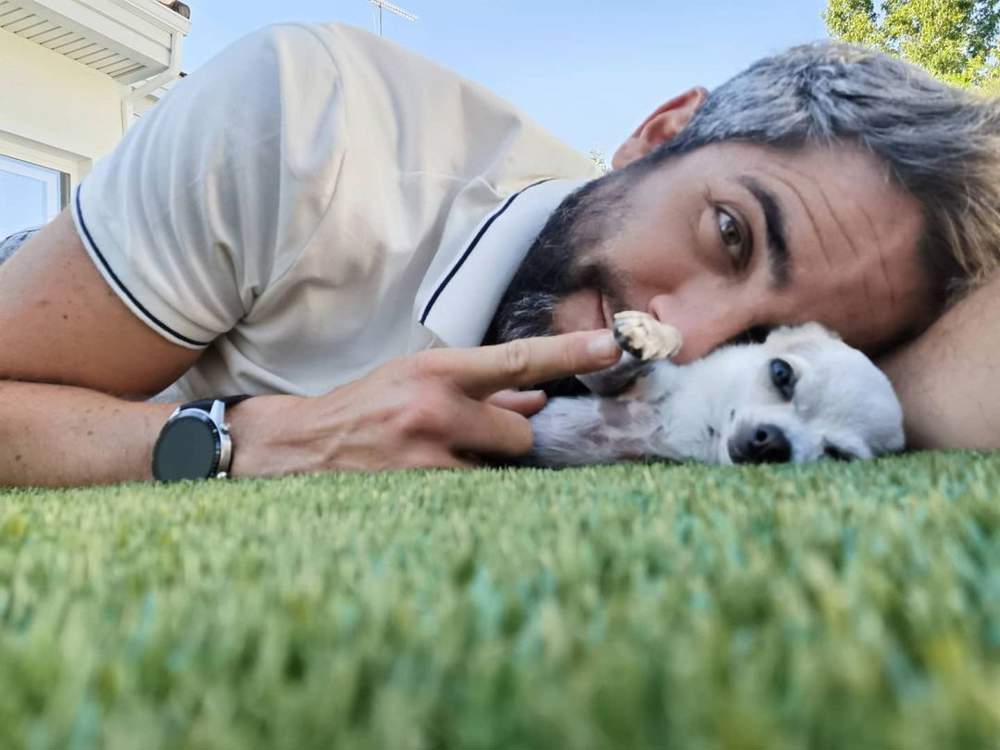 Roberto Leal con Pepa, su perra, en el jardín de su casa
