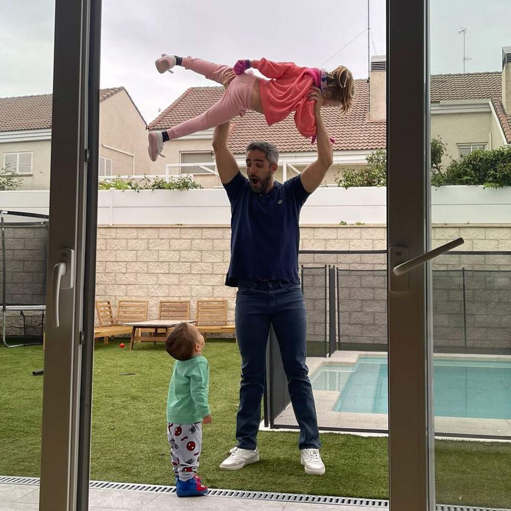 Roberto Leal con sus hijos en la piscina de su casa