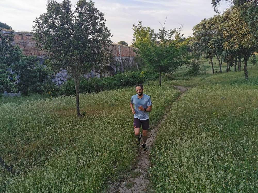 Roberto Leal corriendo por los alrededores de su casa