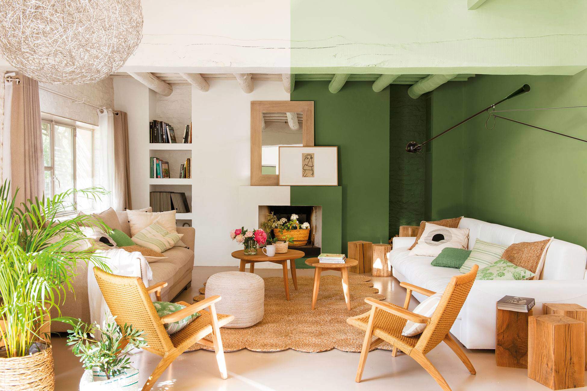 Salón con paredes verdes, accesorios de fibras y muebles de madera natural. 
