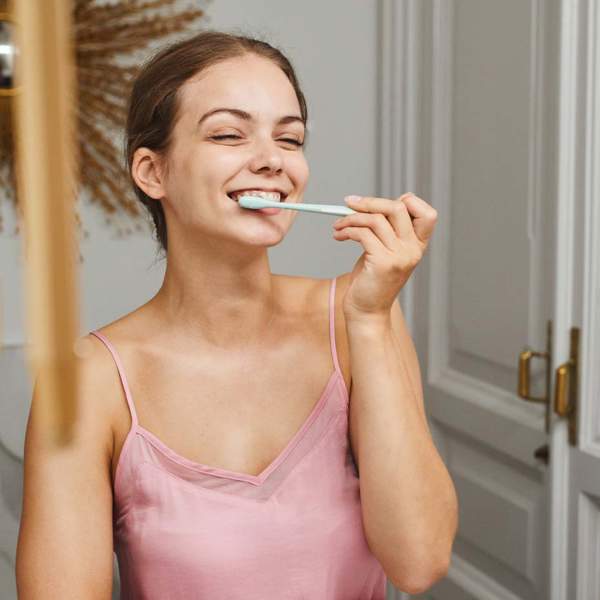 mujer lavando dientes ferula dental