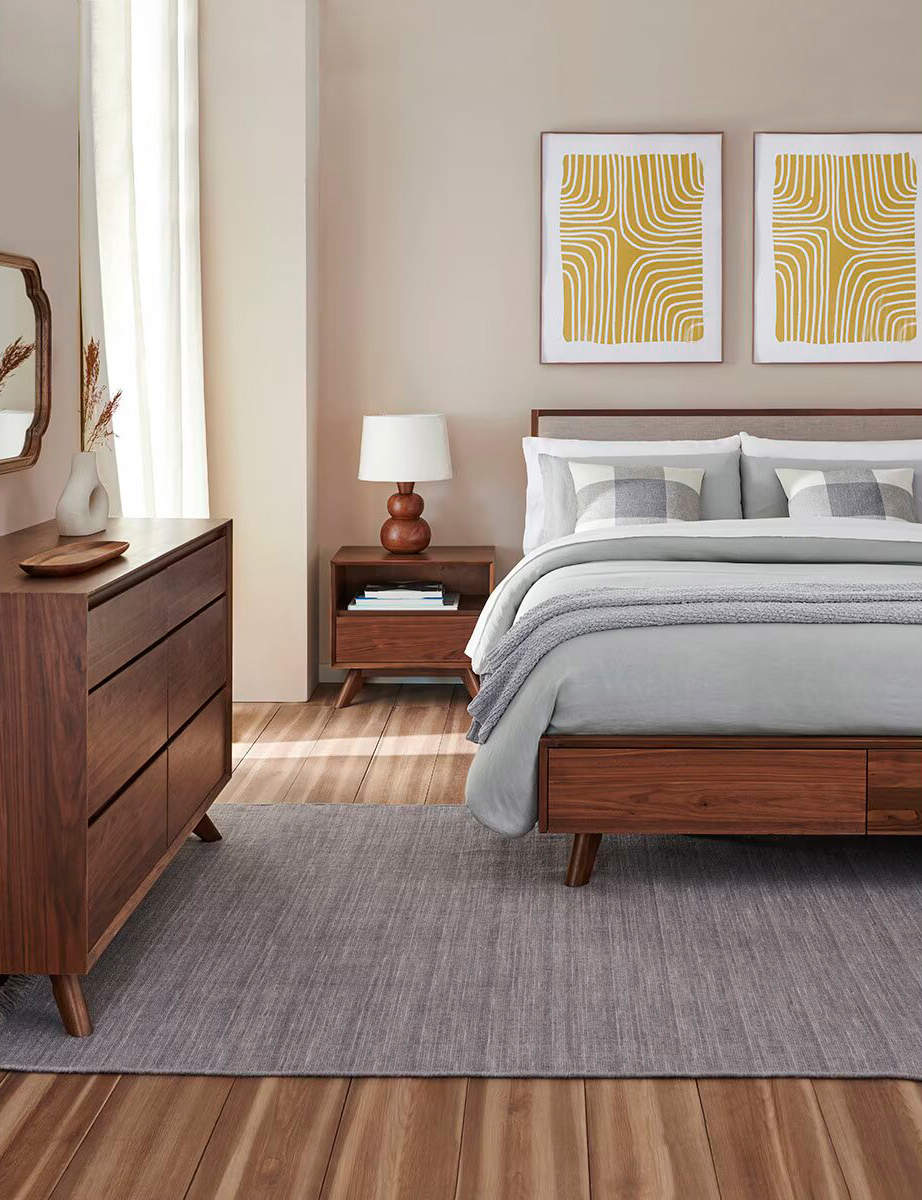 Dormitorio con muebles de madera de nogal.
