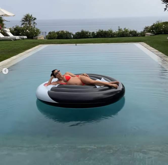 Kourtney Kardashian en la piscina.