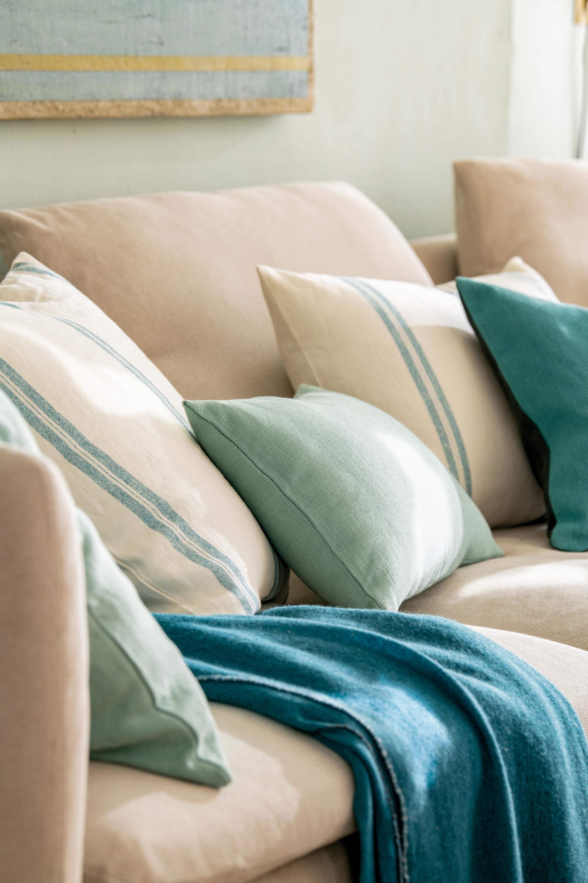 Textiles azules y verdes en sofá.