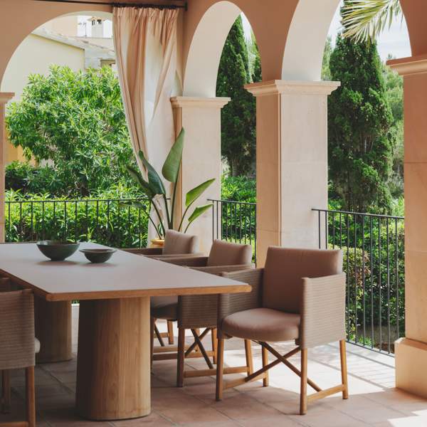 Una casa moderna en Mallorca situada en primera línea de playa: tiene decoración mediterránea, dos terrazas y colores tierra que comunican toda la casa
