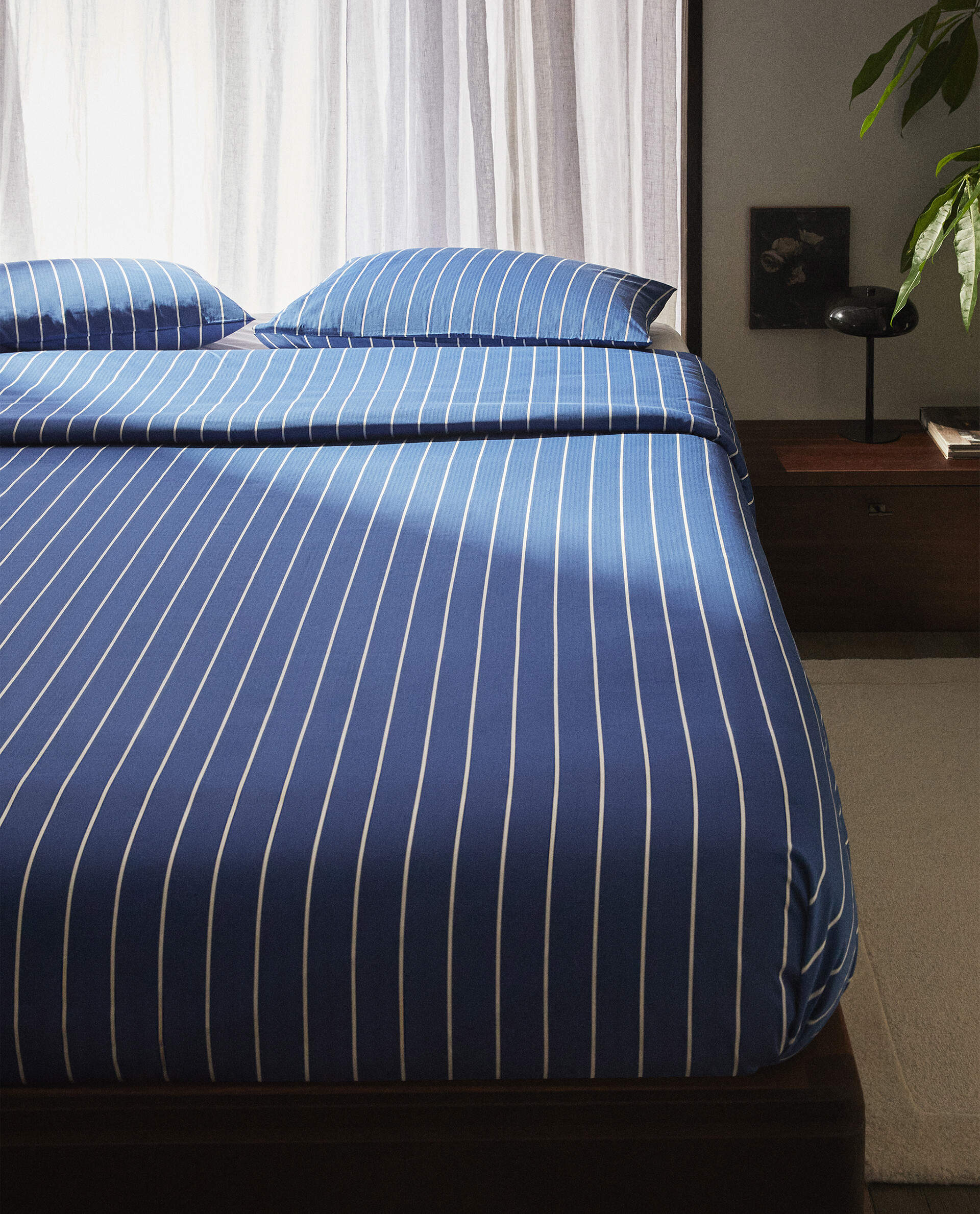Juego de cama color azul marino a rayas blancas, de Zara Home.