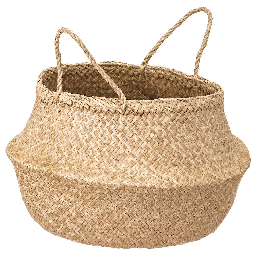 cesta con asas hecha de junco marino.