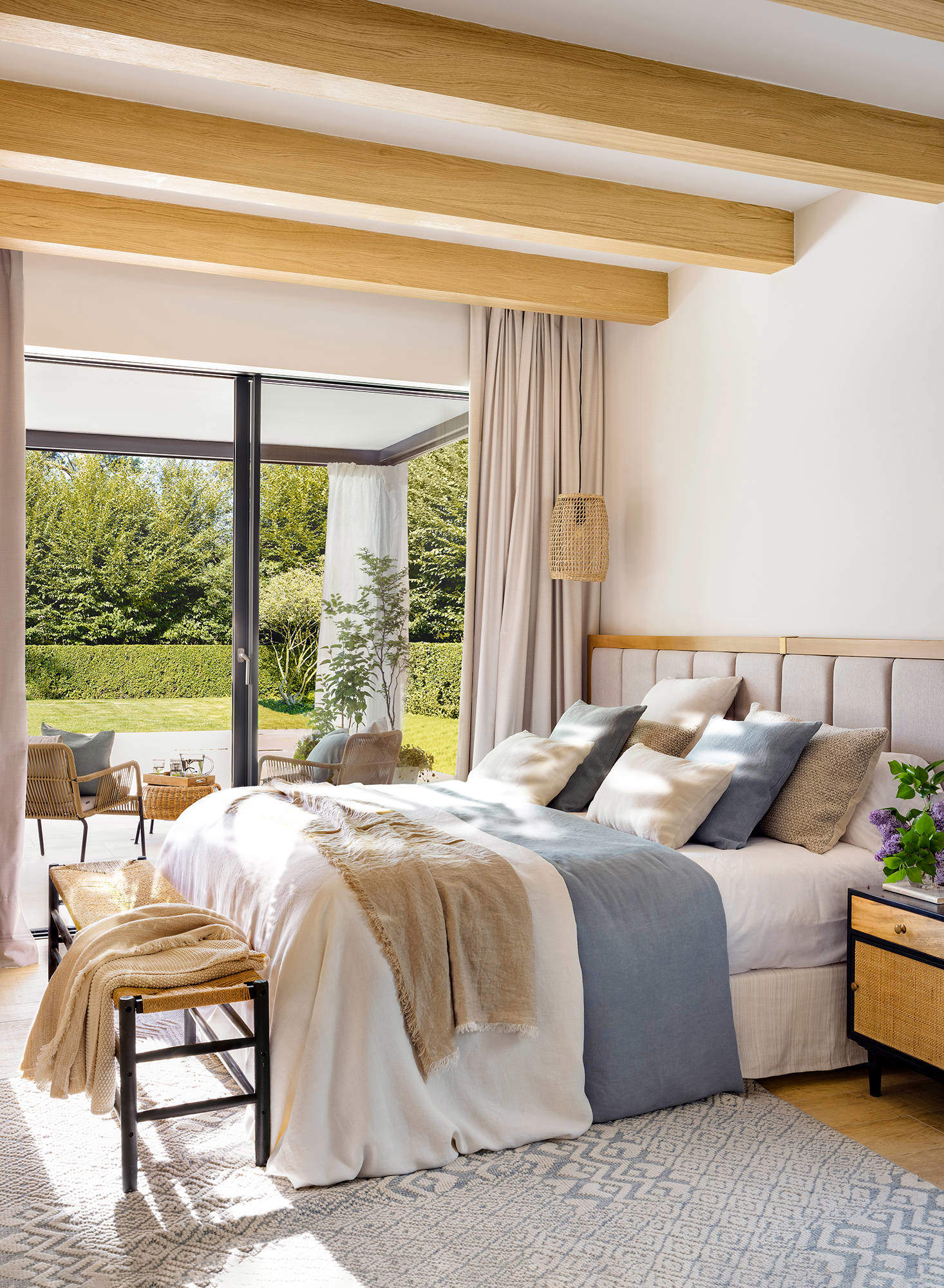 Dormitorio luminoso decorado con los colores naturales de la madera.