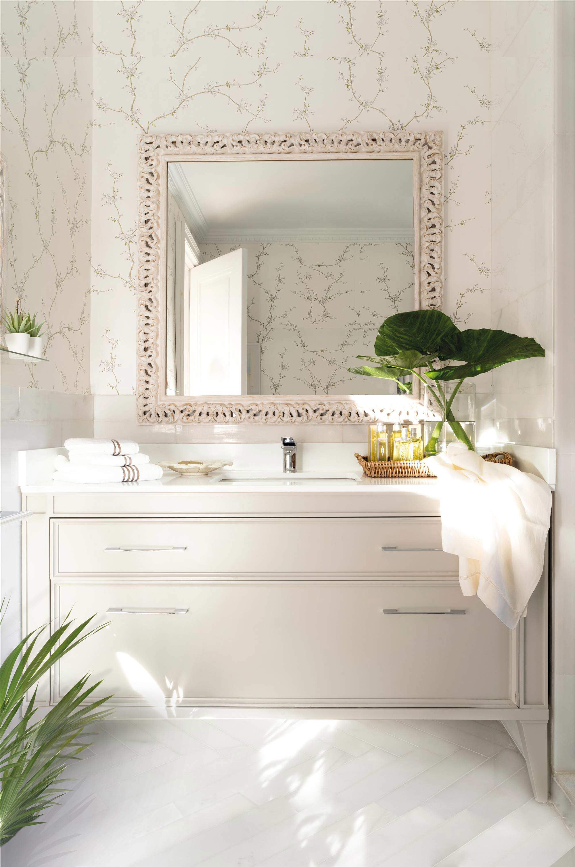 Baño con frente de papel pintado floral y mueble beige.