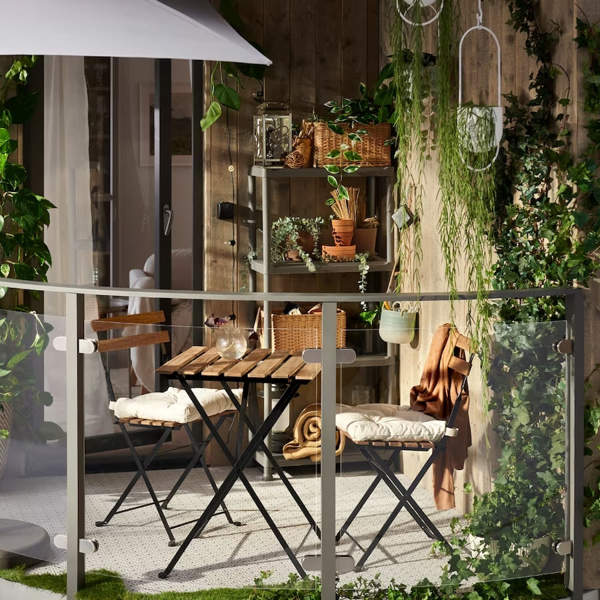 Cómo crear un balcón acogedor solo con plantas y muebles de IKEA